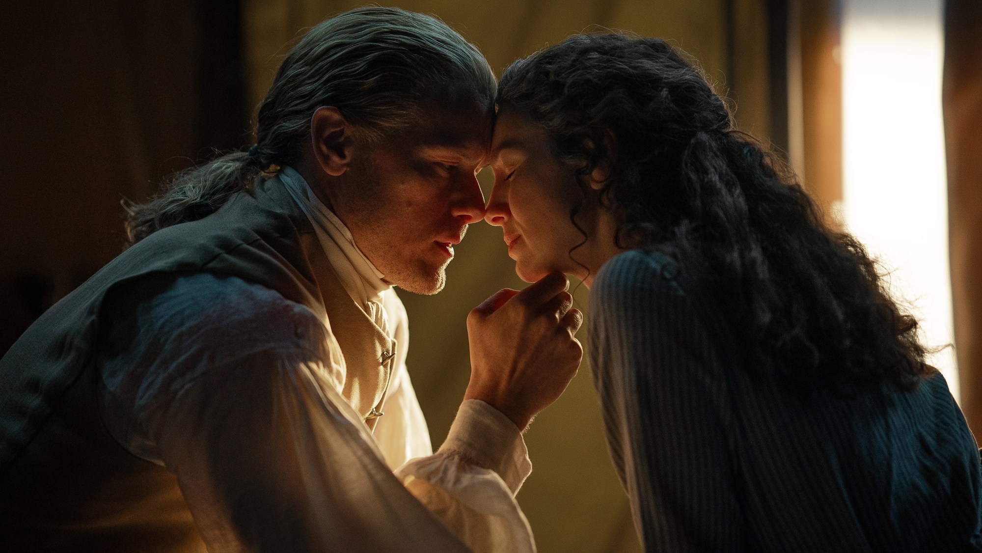 Jamie Fraser (Sam Heughan) and Claire (Caitríona Balfe) in Outlander.